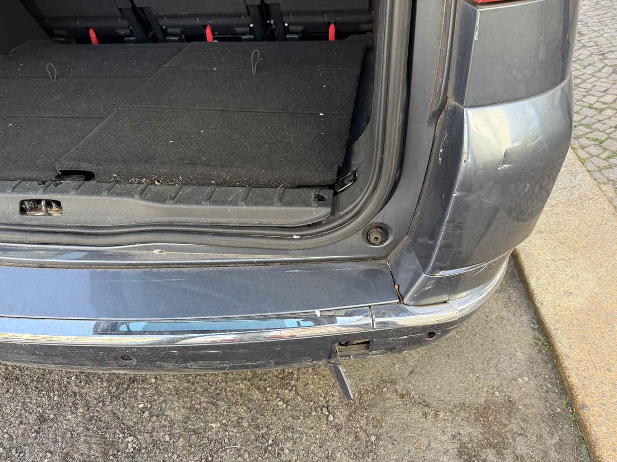 Verformte Ladekante und verschobene Stoßfängerleiste am Heck desselben Vans