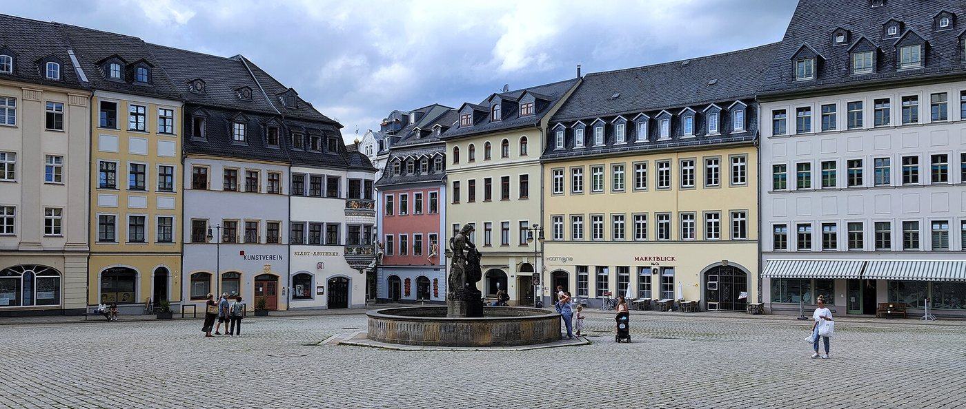 Der Geraer Markt mit Simsonbrunnen und den Bürgerhäusern der Innenstadt